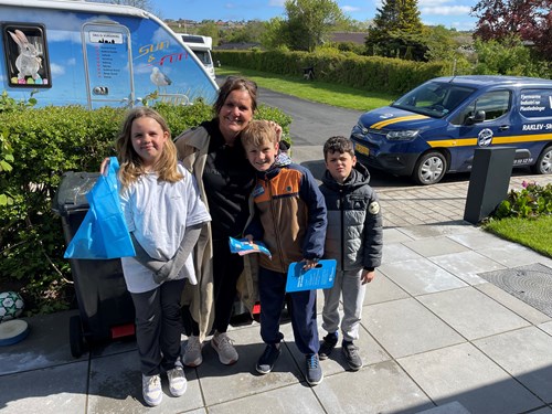 Mette, Albert, Lea og Nicklas samler ind