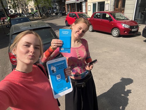 Selma og Malie samler ind